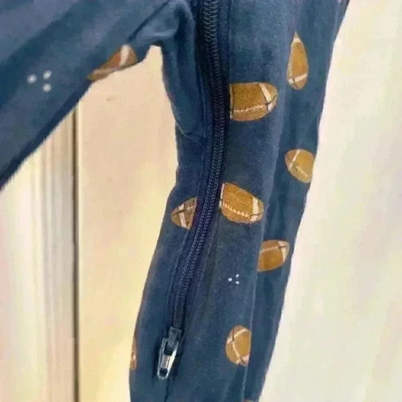 3 Baby Onesies with Feet Sized 6-9 months - Picture 2 of 10